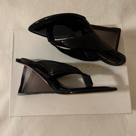 🎀Good American🎀 Cind-r-f*ella Black Lucite- Thong Sandal- size 7- $195 NIB - Picture 4 of 4